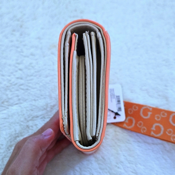 Guess❓️ "Finnian" Wristlet - NWT - Picture 9 of 16